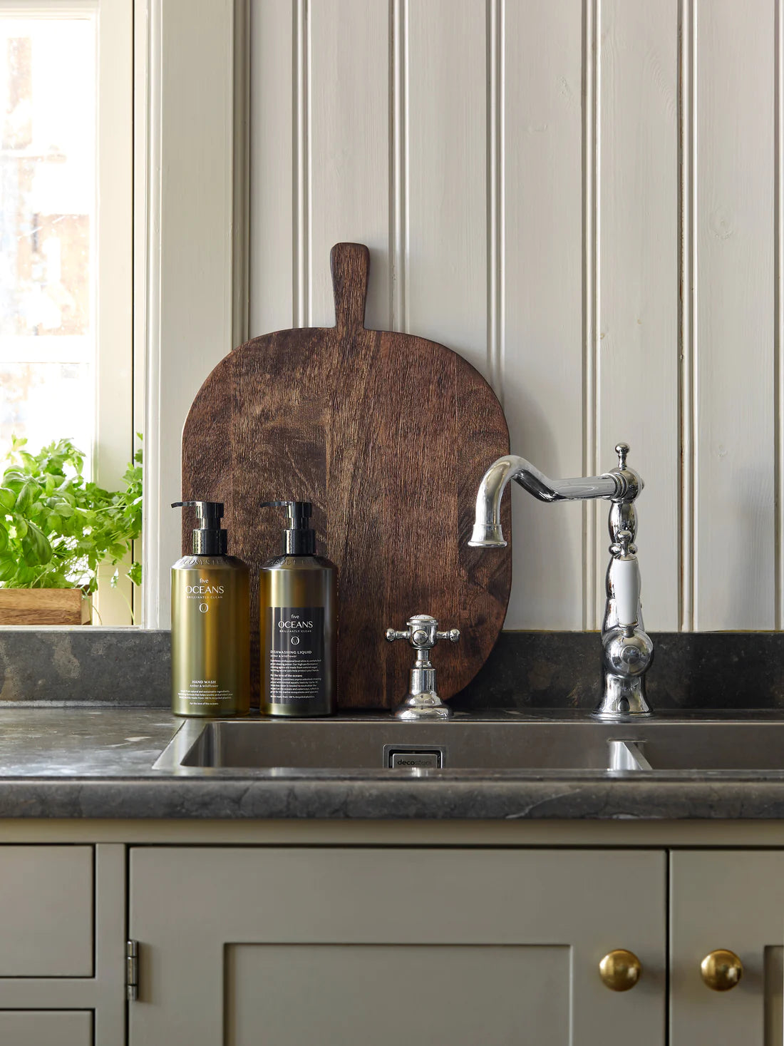 This freshly scented, biodegradable hand wash cleanses gently without drying out the skin.
