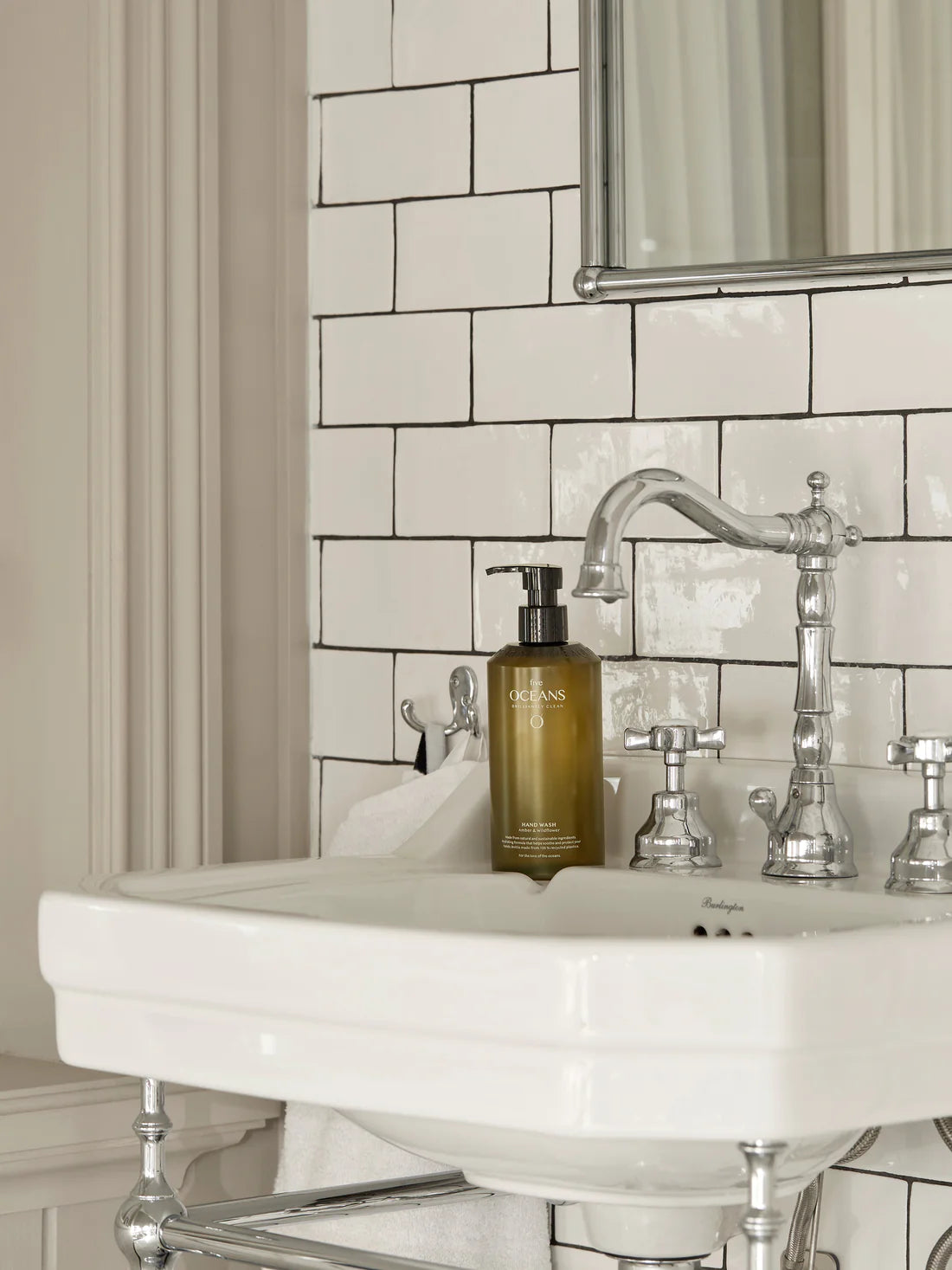 The caring formula helps maintain the skin’s natural moisture balance, leaving your hands clean, smooth and supple.