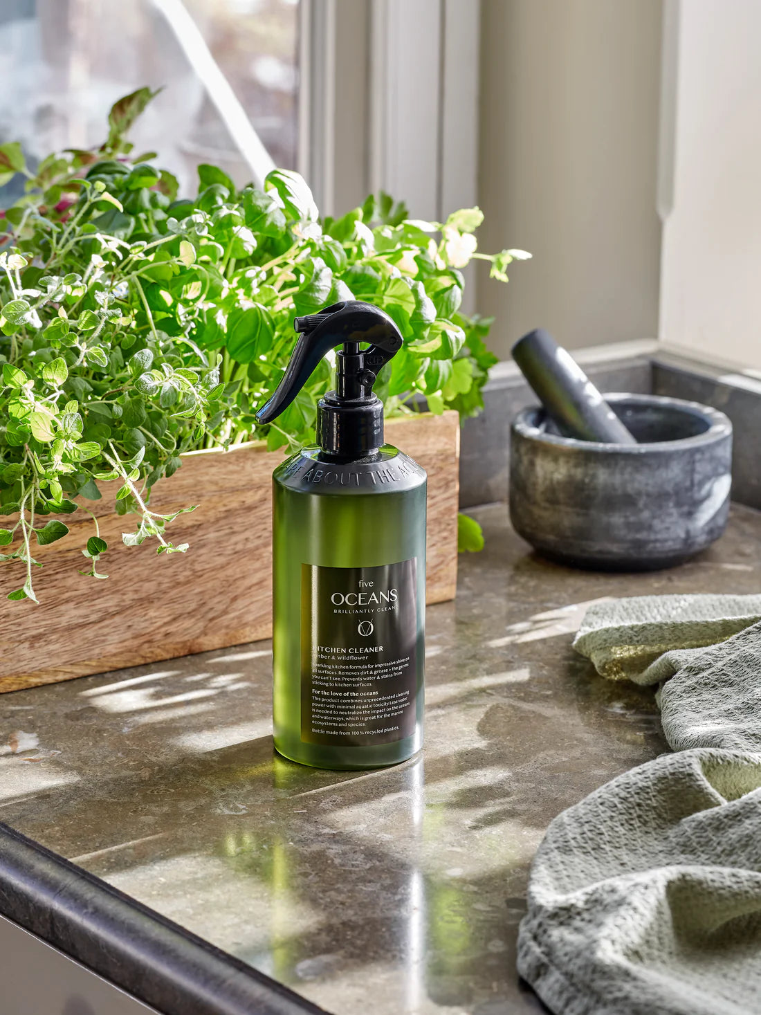 Removes visible dirt and grease – and the germs you can’t see.