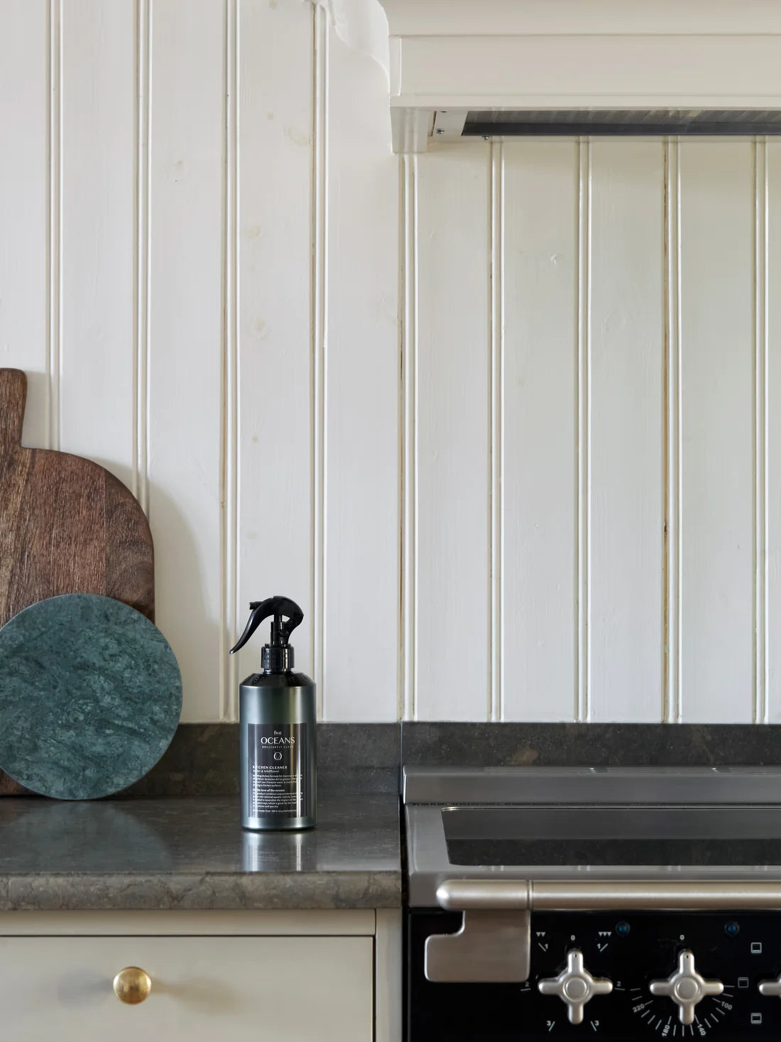 Kitchen cleaner with a lovely scent of white flowers and amber.