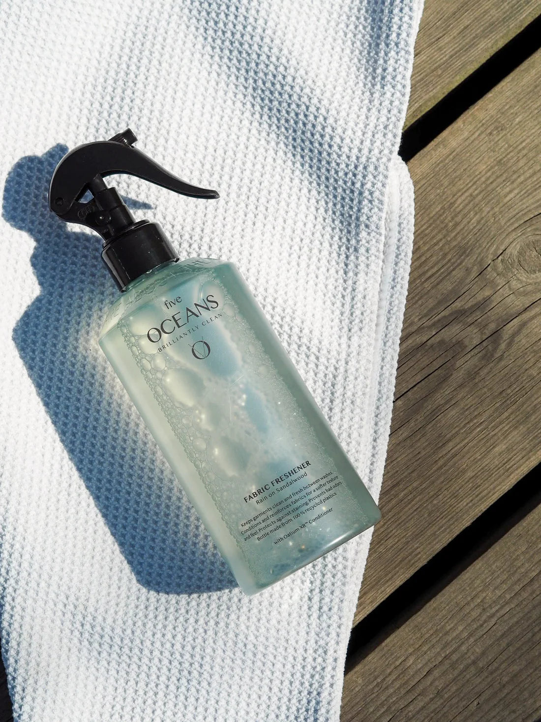 Scents of fresh green herbs, tea, rose and musk for an invigorating yet calming feeling.