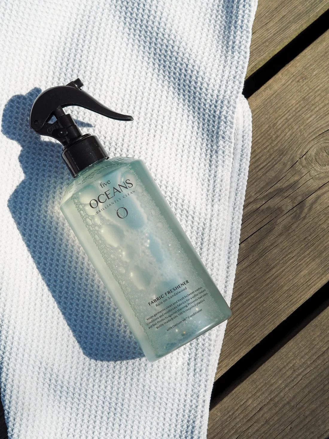 Scents of green and floral notes, sandalwood and patchouli that gives a sense of fresh air and newly washed laundry.