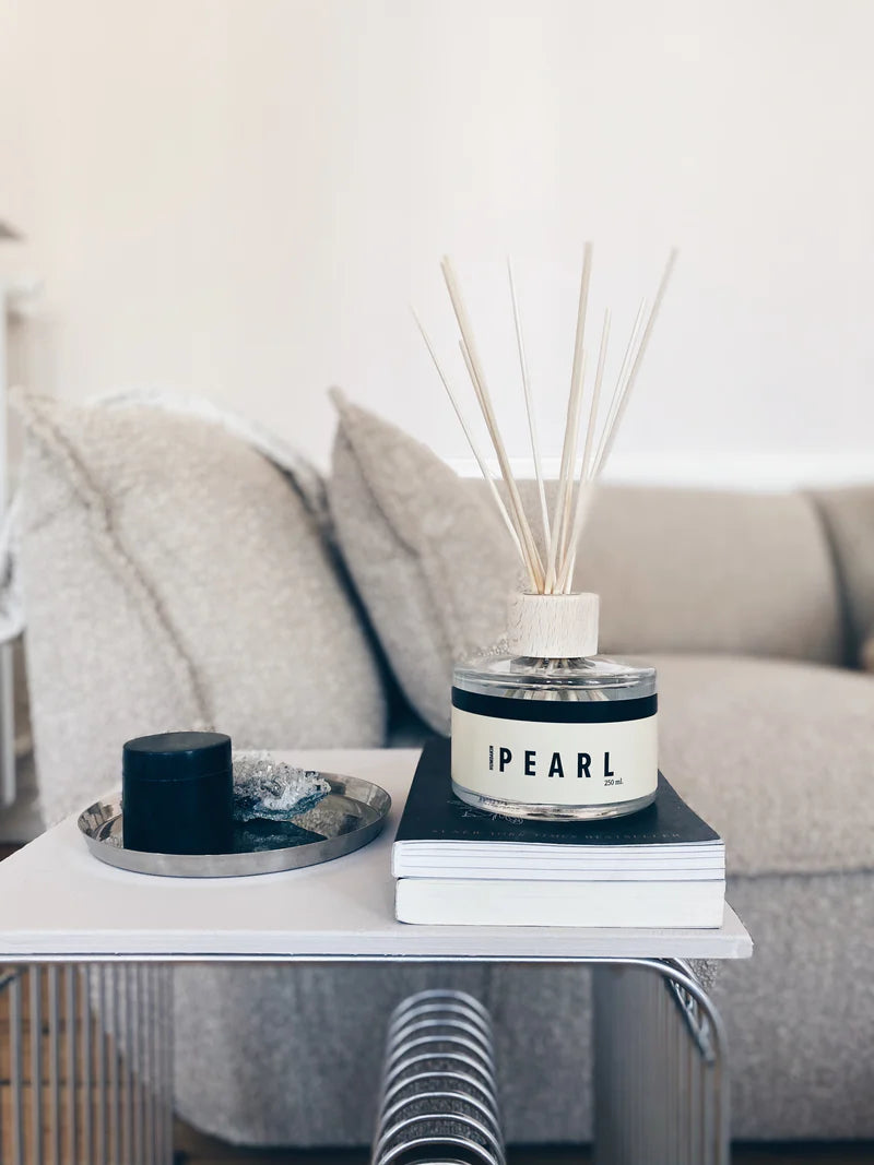 The pearl scent combines the sweet floral aroma of lotus flower with the refreshing scent of bergamot.