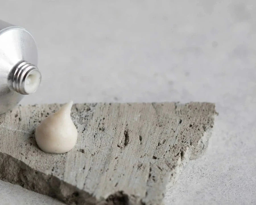 A deep-purifying face mask with earthy kaolin.