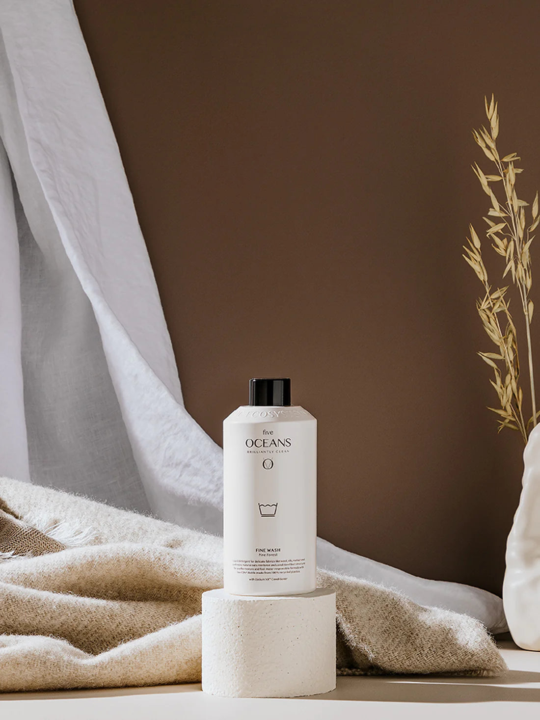Delicately fragranced with notes of citrus, lavender, pine and cedarwood.