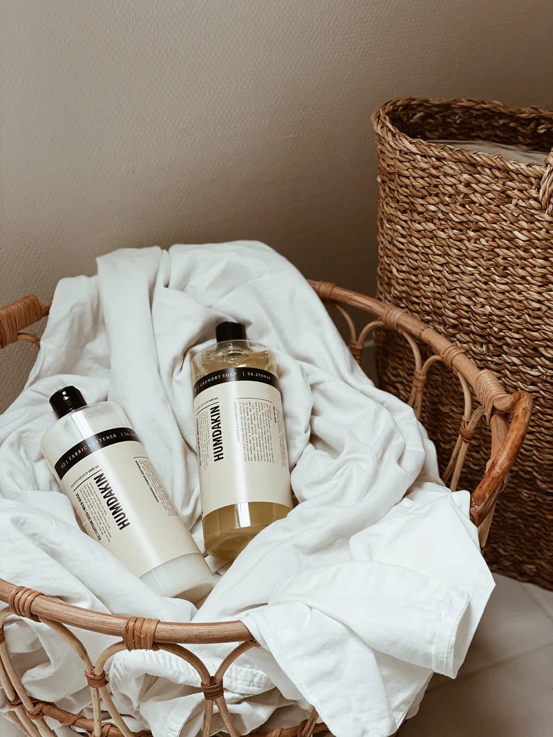 The laundry soap contains natural extracts of rhubarb and birch, which are known for their moisturizing and anti-inflammatory properties.