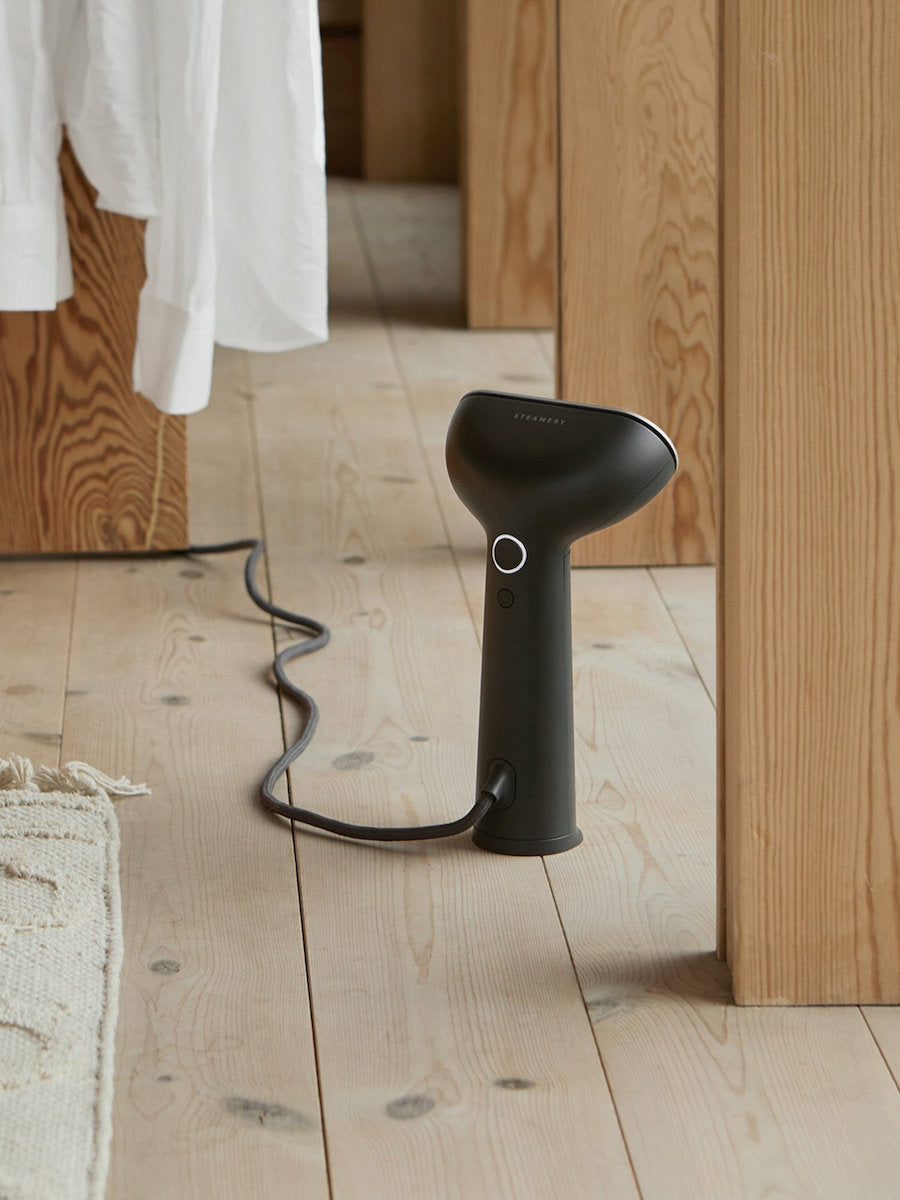 Its curved shape with a textured surface enhances the friction between the mouthpiece and the fabric, making your steaming even more efficient.