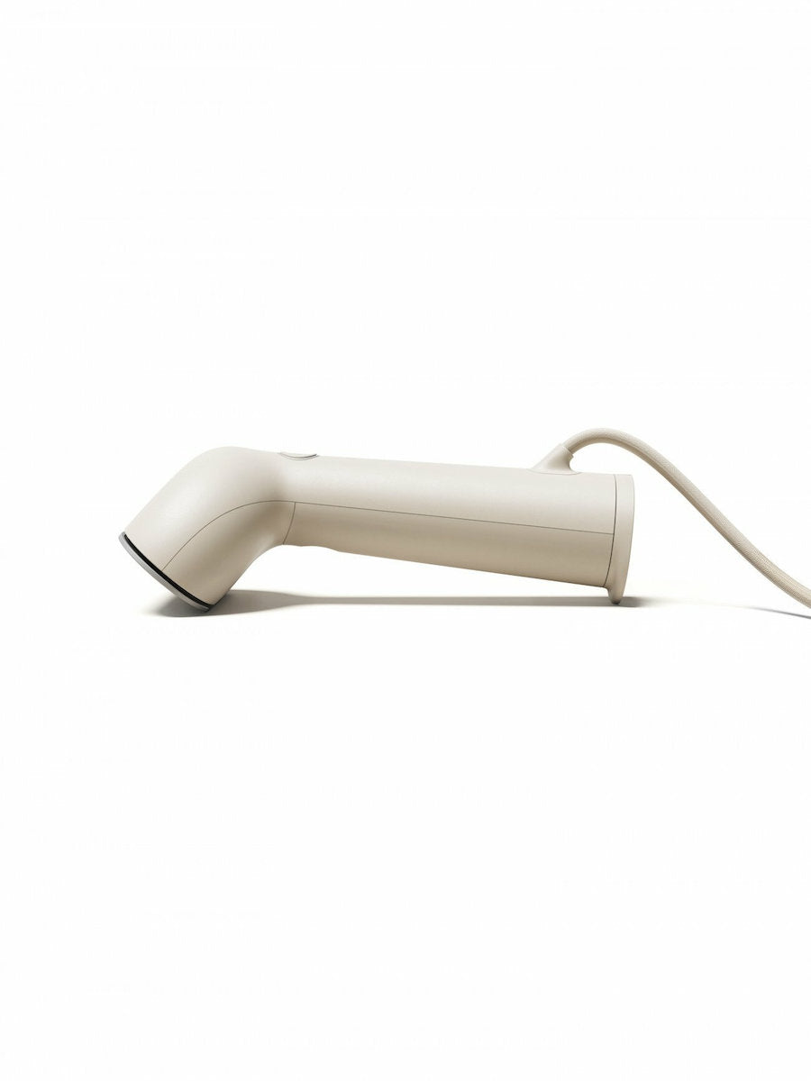 Its curved shape with a textured surface enhances the friction between the mouthpiece and the fabric, making your steaming even more efficient.