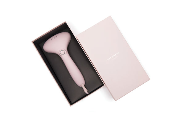 The hot steam from a handheld steamer lifts the textile fibers – instead of pressing them down like the iron – and makes them swell and regain their natural shape.