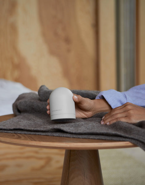 It works on all kinds of materials, even the most delicate ones, and also features a new solution that makes it easier to clean the machine from fuzz.