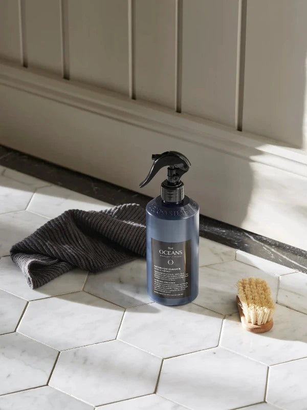 Bathroom cleaner that removes visible dirt and grease – and the germs you can’t see.