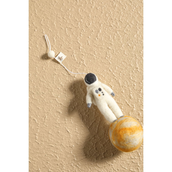 2 Stories Liten Astronaut Wall Decoration