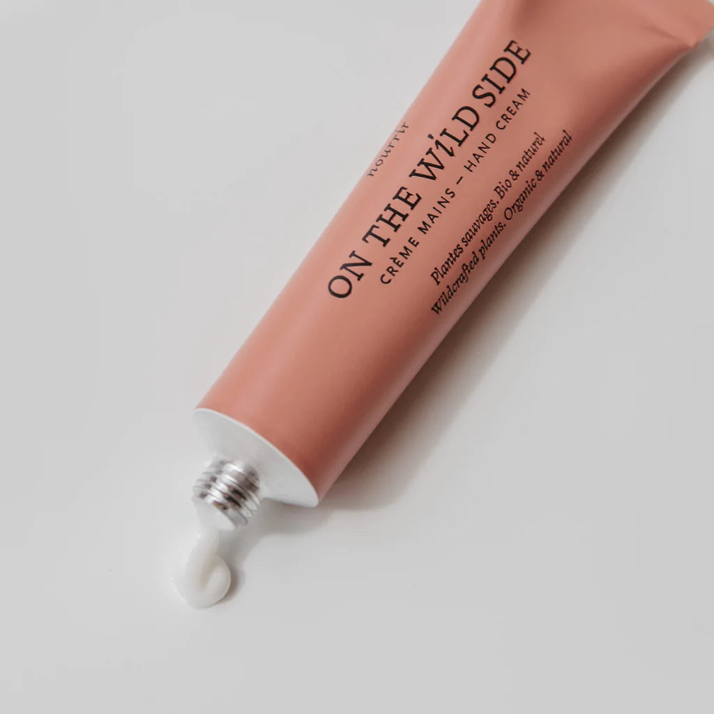 A hand cream that protects the skin of the hands and preserves its natural moisture. 
