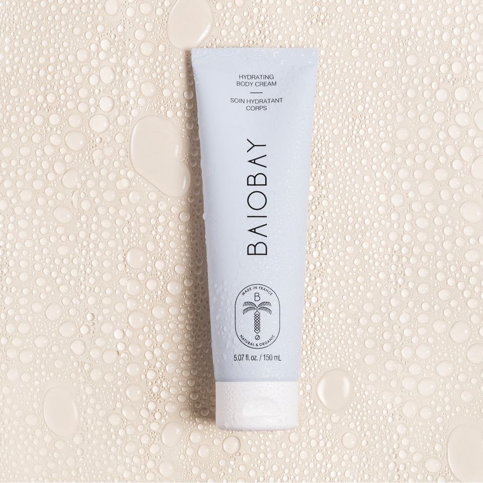 Its light texture is instantly absorbed and the skin is soft, smooth and radiant. 