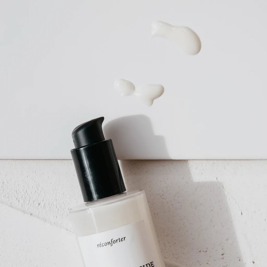 A fluid with a light texture, enriched with hyaluronic acid.