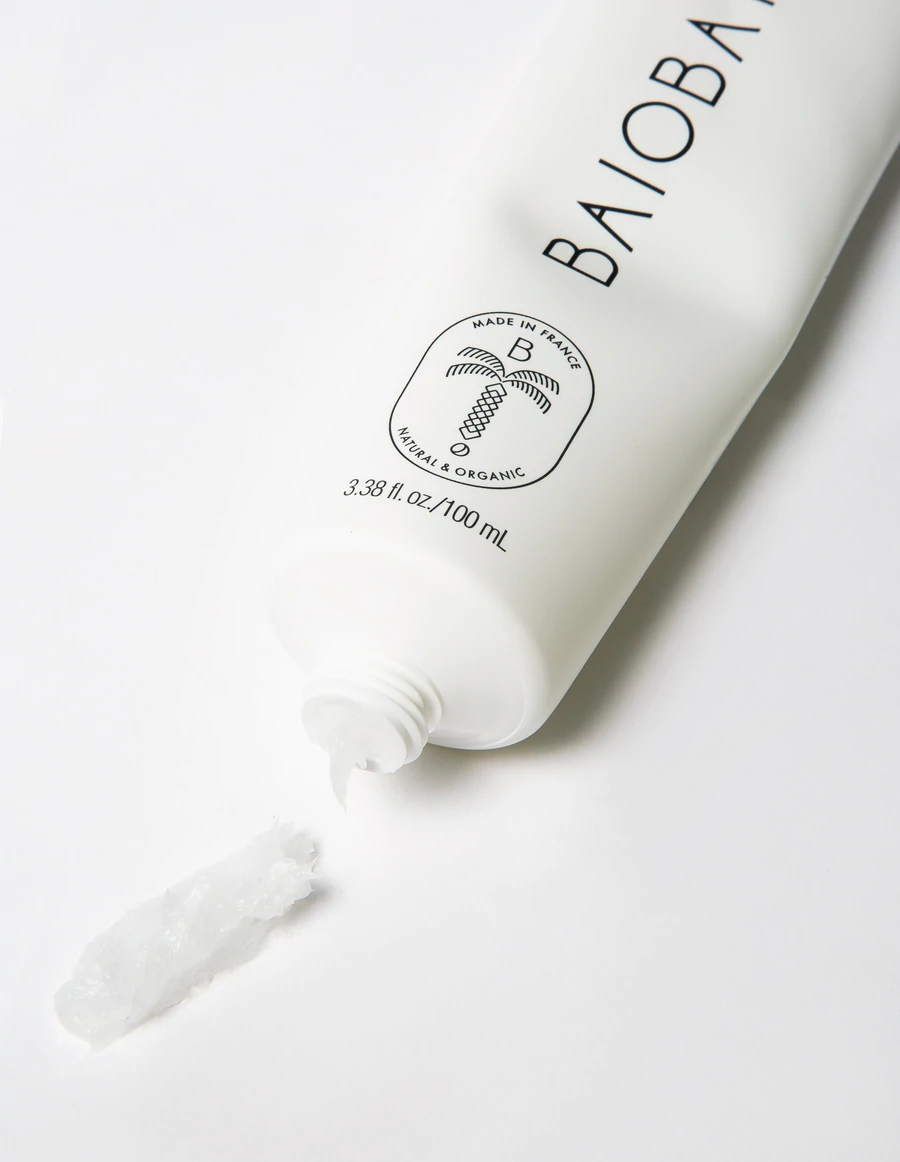 Baiobay organic coconut oil with a soft coconut scent.