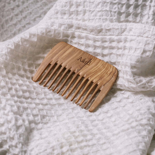 Aard olive hair comb.