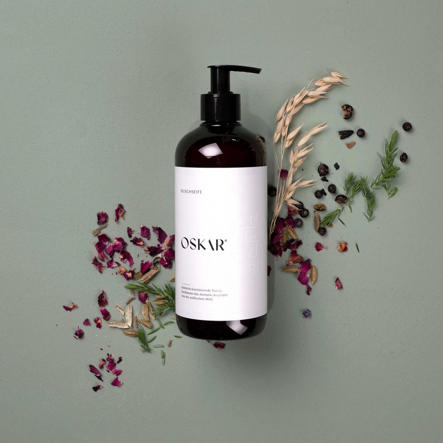This body wash cleans you from head to toe with selected, particularly skin-friendly ingredients, cares for you with organic argan oil and organic aloe vera - and spoils you with the refreshing scent of tonka beans, cardamom and juniper berries. 