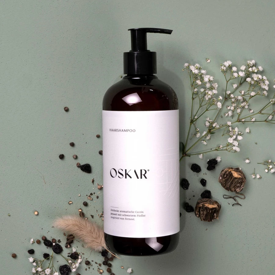 Our hair shampoo gently cleanses your hair, cares for it with natural ingredients and gives it a fresh scent of cassis and black pepper.